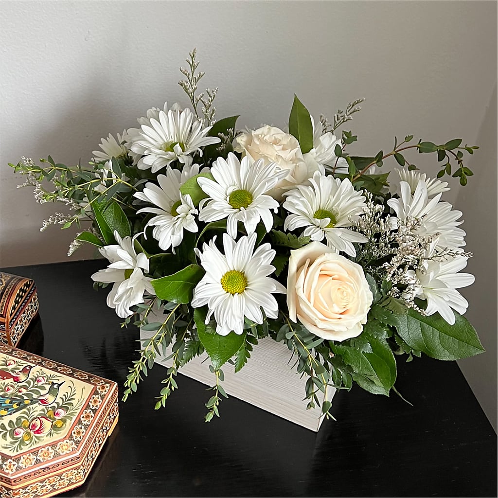 Fresh Linen Box Bouquet – MAGNOLIA'S FLOWER SHOP INC, Garden City MI