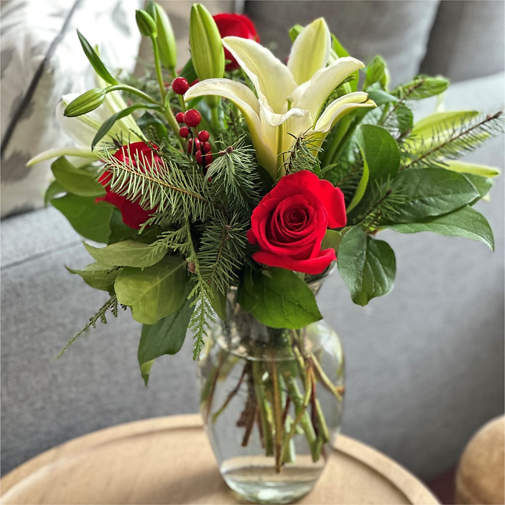 Sparkling Snowflakes Bouquet – MAGNOLIA'S FLOWER SHOP INC, Garden City MI