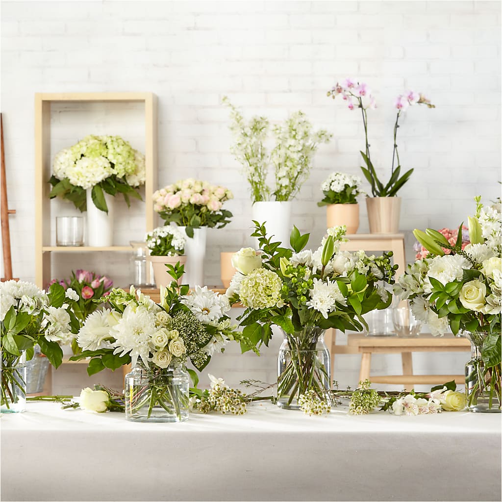 Classic Ivory – A Florist Original – MAGNOLIA'S FLOWER SHOP INC, Garden City MI