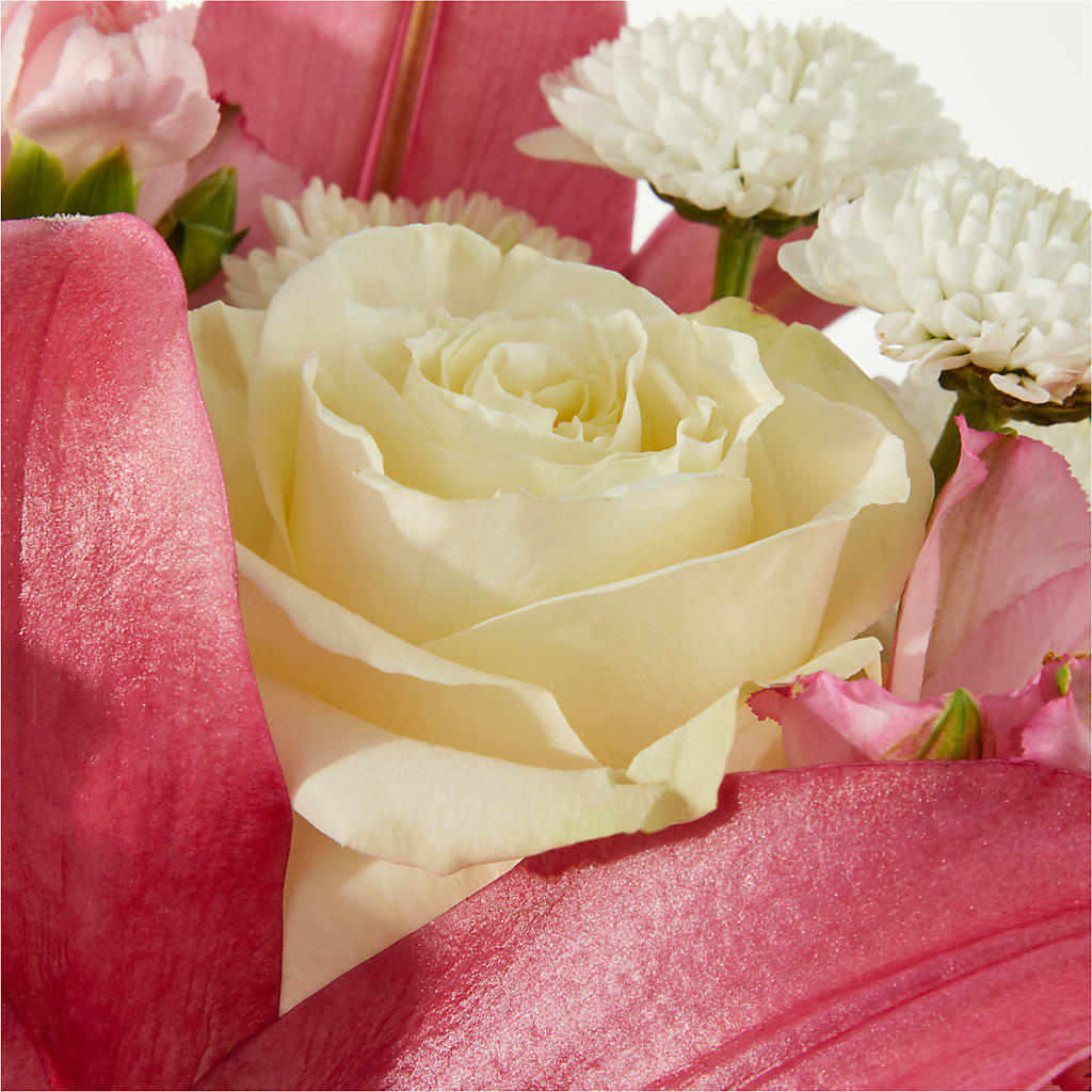 Piece of Cake Bouquet – MAGNOLIA'S FLOWER SHOP INC, Garden City MI